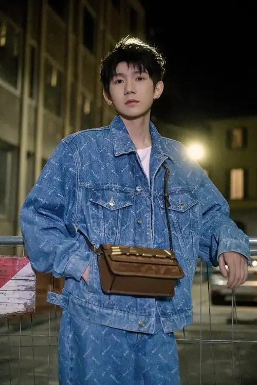 王源在米兰街头拿汉堡##王源米兰时装周看秀造型