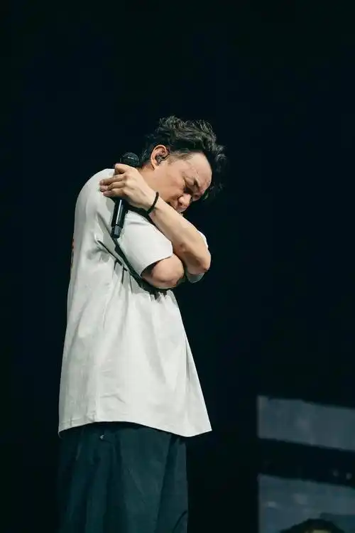 陈奕迅fearanddreams世界巡回演唱会西安站首场开唱令人惊喜的安可十