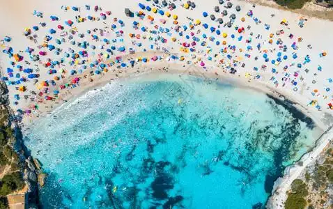 沙滩空中观光在海边游泳的人图片素材