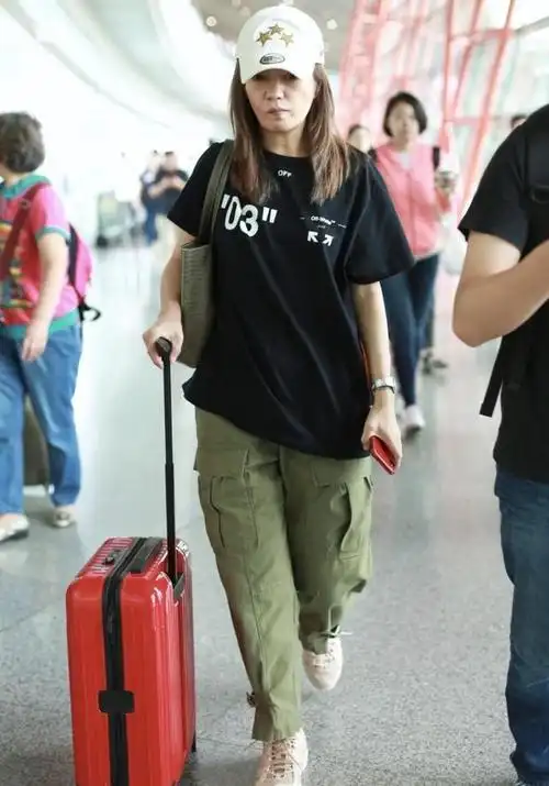 44岁赵薇素颜走机场,穿黑t恤配工装裤太随性,皮肤松垮得像大妈