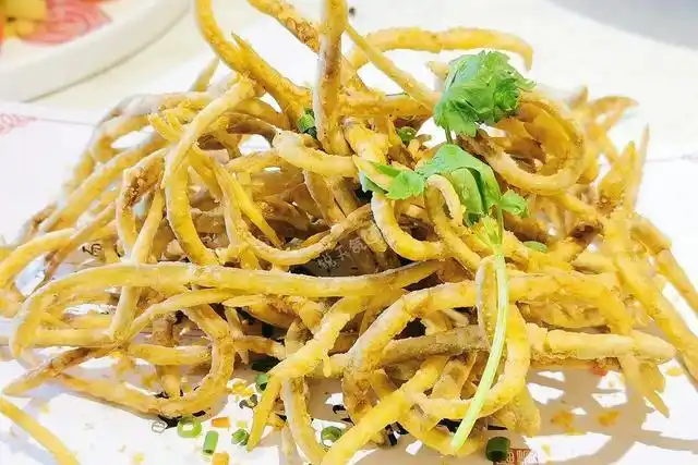 椒盐鳗鱼苗,也是从小就爱的菜品,还未长大的小鳗鱼,整只油炸,咬在嘴里