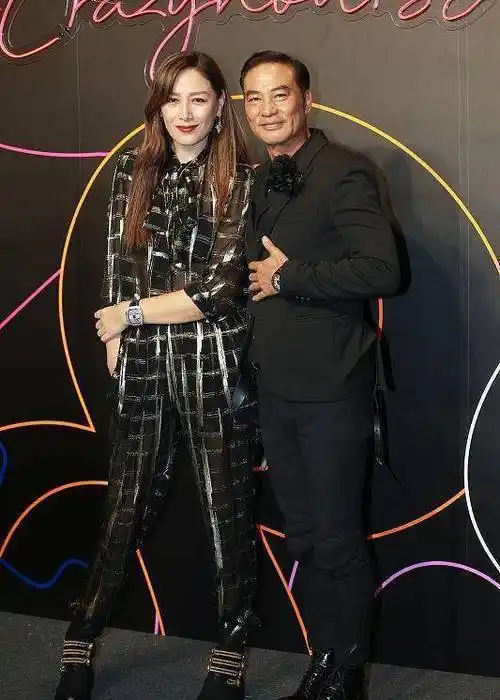 原创任达华妻子气质太好了身穿黑色长裤秀二八身材中分披发有气场