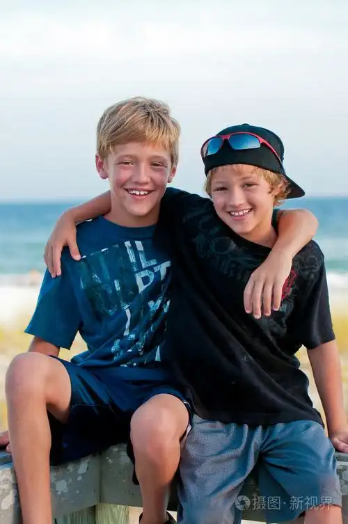 在海洋旁边的两个兄弟