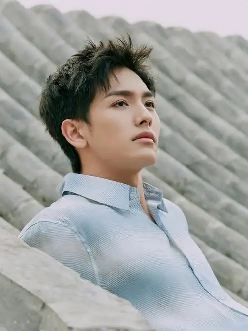 听说王以纶给"制服控"送福利了?