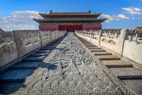 蓝天白云下的北京故宫保和殿后云龙石雕