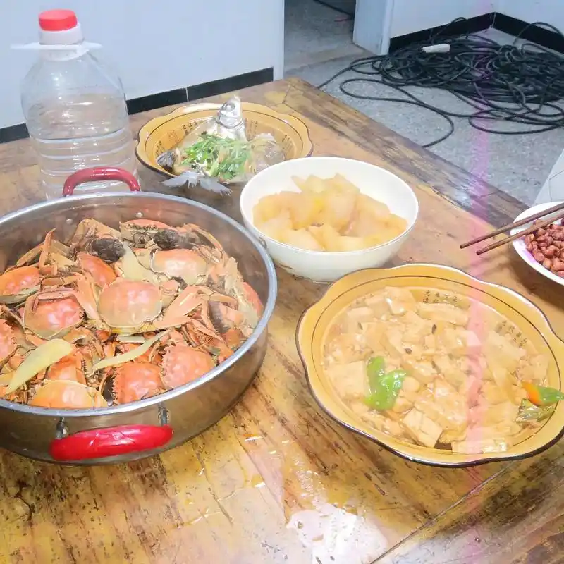 今天晚上做了一桌丰盛的晚餐,兄弟们,大碗.喝酒,大口吃肉,# - 抖音