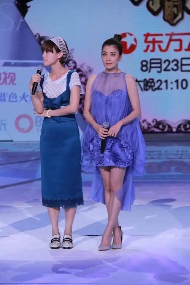 贾静雯的时尚难理解,穿"浴花裙"出门博关注,一双长腿真抢镜