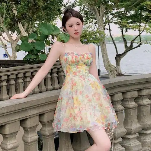 权小威新款碎花连衣裙女夏季短款收腰a字裙气质性感抹胸吊带纱裙