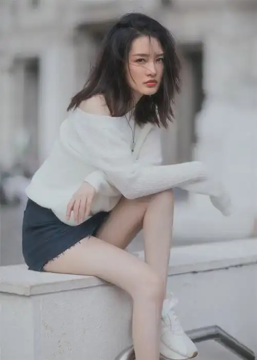 李沁最新街拍美图曝光复古色调慵懒迷人