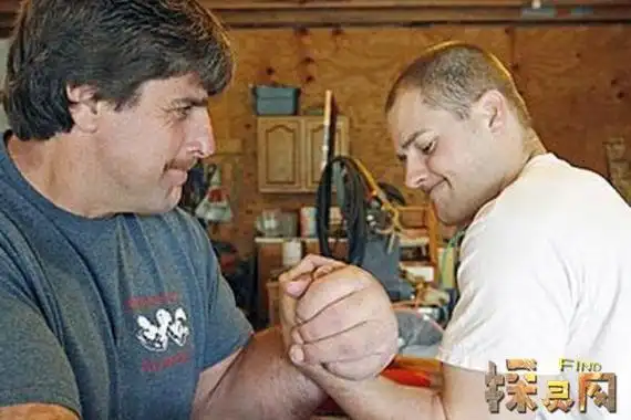 世界上手最大的人杰夫达比手掌长达25cm天生大手