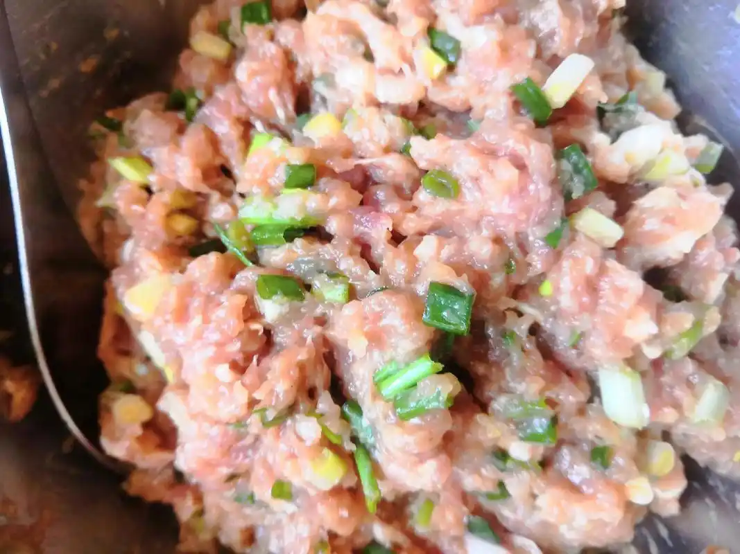 手工馄饨调馅还是得葱姜花椒水鲜香美味