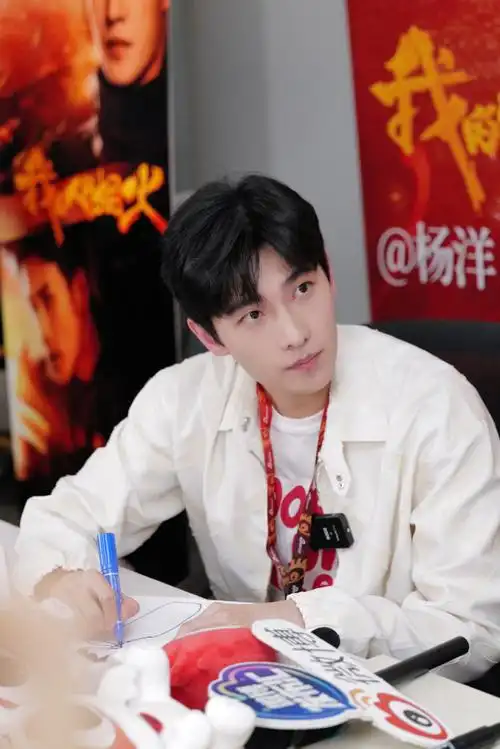 白衬衫一穿还是那个青涩帅气的男大!99#杨洋扫楼怼脸照