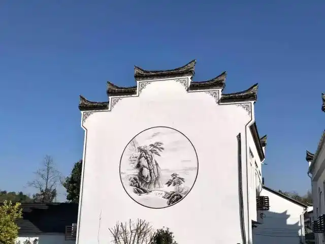 小山村蜕变成小丽江带着神秘人脸图腾刮起徽派旋风