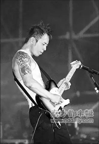 黄贯中纪念家驹的纹身