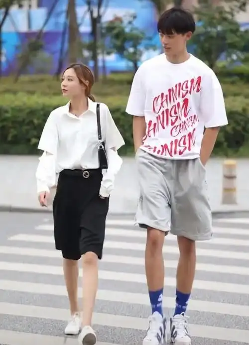 这对最萌身高差咋了?女生穿平底鞋,男生却穿10cm"石灰鞋"