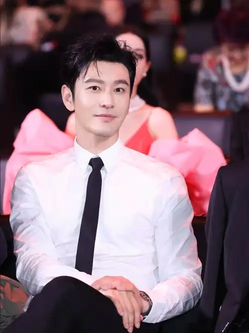 网曝黄晓明叶珂仍未分手两人在上海广场玩滑板粉丝称是录节目