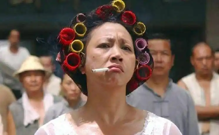 探出头的周星驰心中一颤:这就是包租婆的最佳人选!