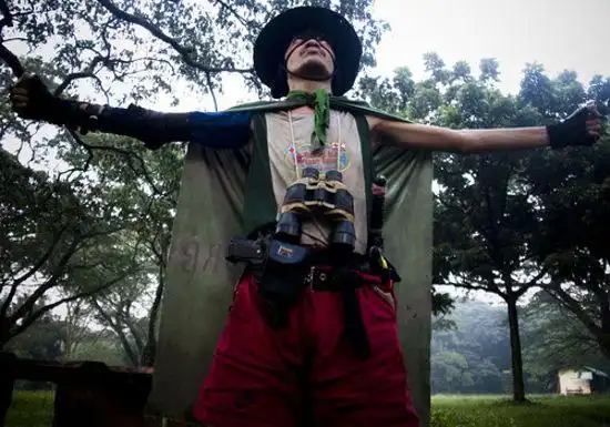 菲律宾大学出现蒙面英雄"佐罗" 默默守护校园安全(组图)