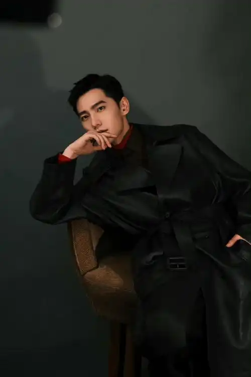 杨洋以后可以多来一点这样的造型,成熟稳重却又透露着未来都市感,又酷