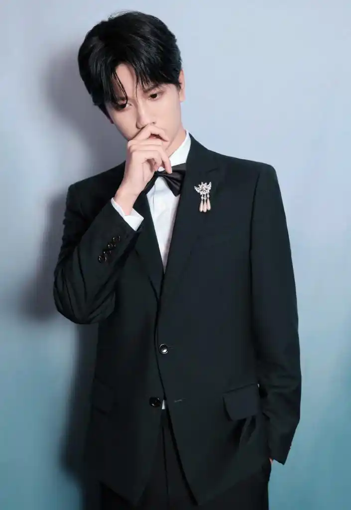 敖子逸发布长春电影节闭幕式写真 绿影斑驳与帅气少年相得益彰