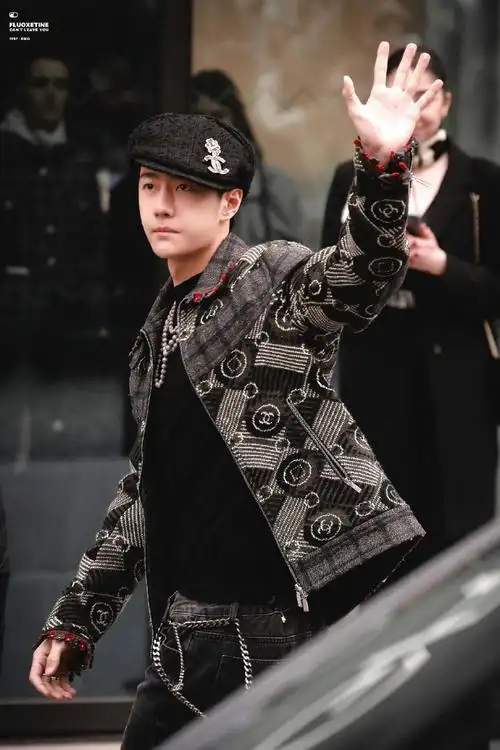 王一博报童帽造型##王一博巴黎时装周看秀状态