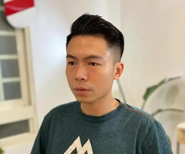 那么建议你先试试,很多男士都把自己的发型局限于某一种造型,不愿意过