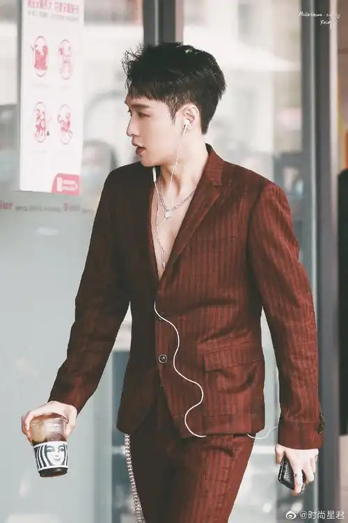 张艺兴酒红色西装