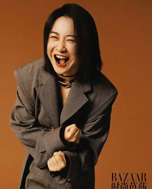 贾玲42岁首登《时尚芭莎》封面!大秀好身材,侧颜美到哭