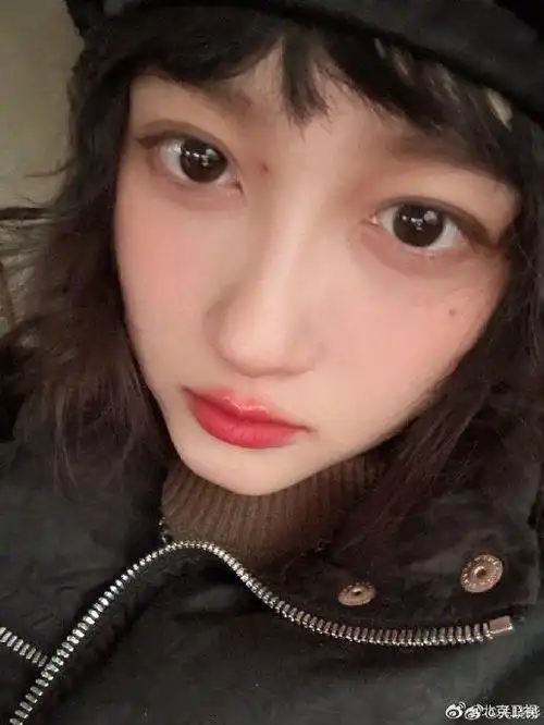 卷毛短发的@关晓彤 也太可爱啦~自己动手卷头发……|关晓彤|卷头发