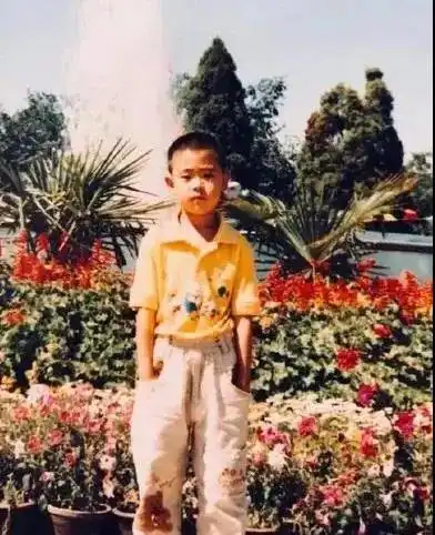 因那后脑勺留着一缕长生辫儿,身边人也唤他 "小辫儿".