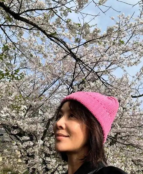 刘嘉玲大方晒素颜照不惧暴露年龄自信超同龄明星引网友点赞