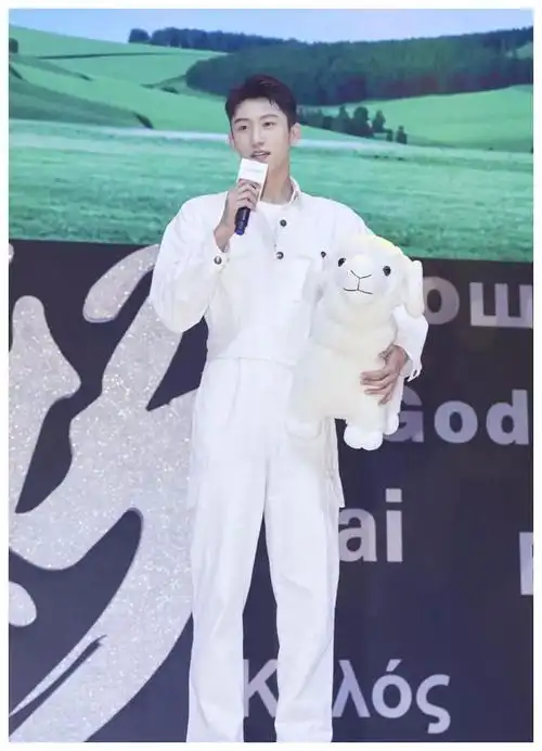 硬汉黄景瑜偶尔也爱扮嫩,他身穿白色连体裤工装裤一副大学学长的模样