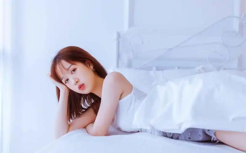 渣男专用壁纸高清吊带美女性感撩人床上魅惑