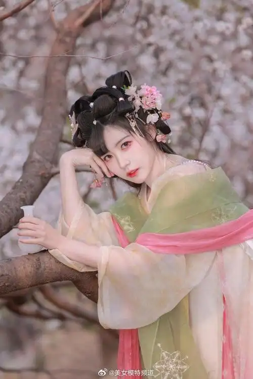 赖美云晒古风写真大片小花妖造型俏皮灵动