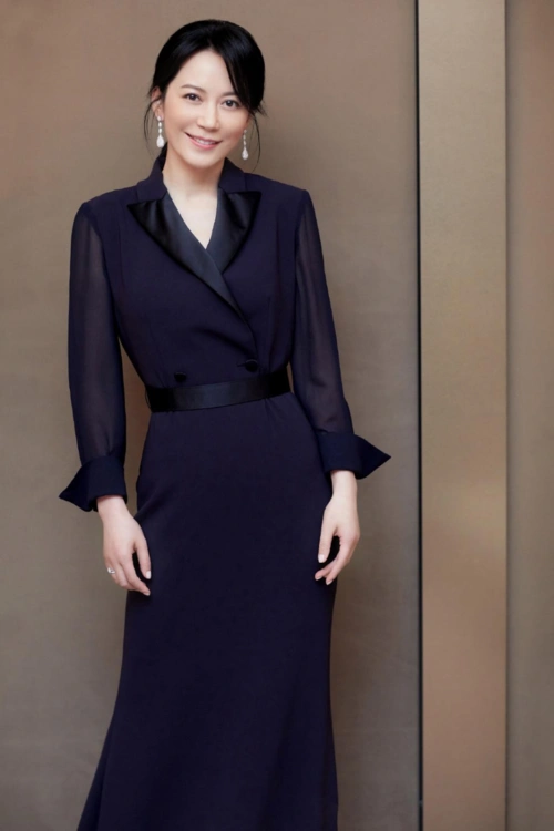 50岁俞飞鸿气质太高级一条简约黑裙穿出优雅女神范