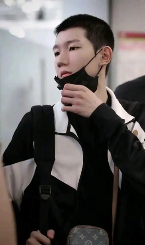 王源平头现身机场