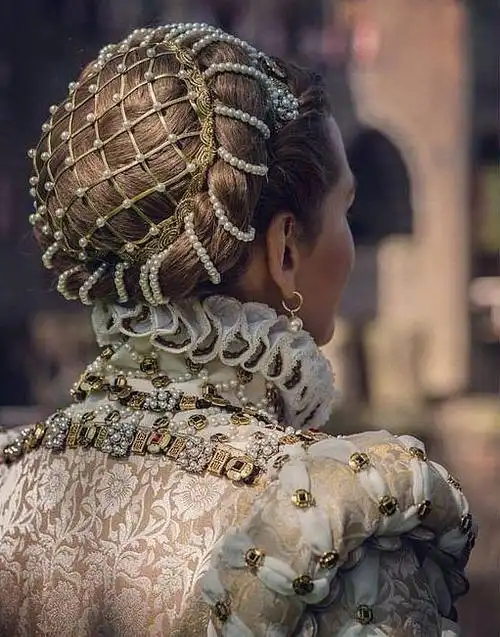 文艺复兴时期贵族女士的发型珍珠是必不可少的装饰67676767