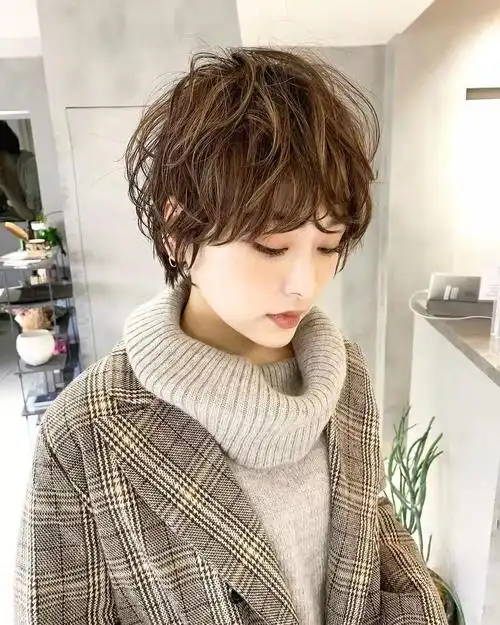 不喜欢超短款的女士,可以选择自然随意的短卷发,但尽量不要烫小卷类型