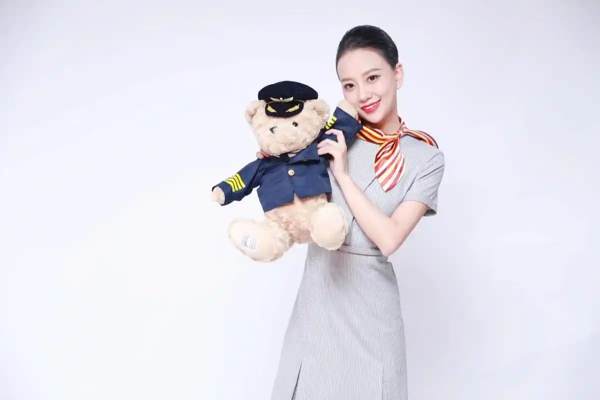 首都航空空姐风采:张慧——践行初心使命,用奋斗点亮青春