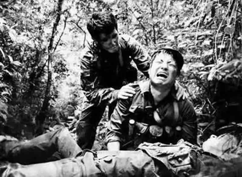 对越自卫反击战真实照片,最后那张,战士头缠绷带手握钢枪!