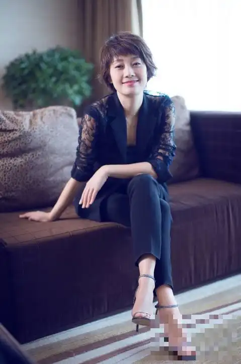 马伊琍现身活动,蕾丝透视西装惹人醉,网友:一般人这么穿丑哭了 / 比乐