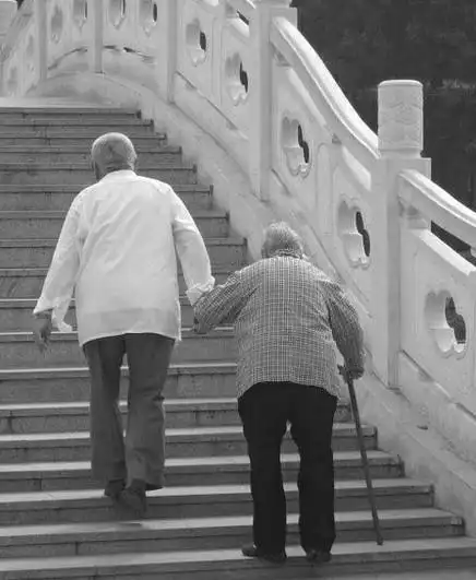 若我白发苍苍,容颜迟暮,你会不会,依旧如此,牵我双手,倾世温柔.