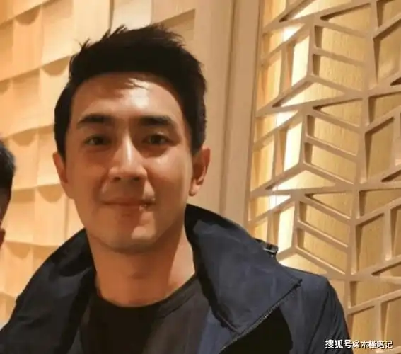 原创林更新现身理发店做造型面部发福脸挂不住肉生图暴露真实年龄