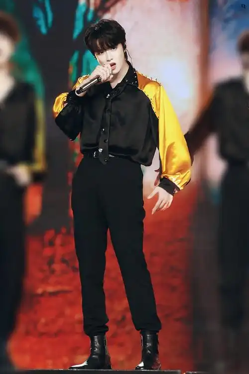 刘耀文东方卫视跨年晚会##刘耀文理想之途舞台直拍