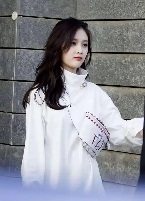 吴宣仪因为长相甜美加上资源雄厚,所以工作行程安排的比较满当的.