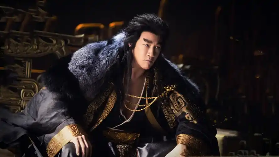 何润东《烈焰》爆改撕漫男,48岁肌肉夸张麒麟臂亮眼,碾压男主任嘉伦