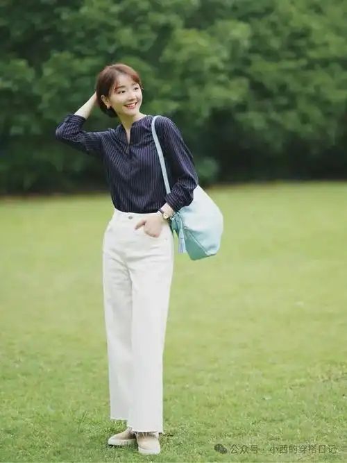 今年流行白裤子搭配这4种上衣高级又好看