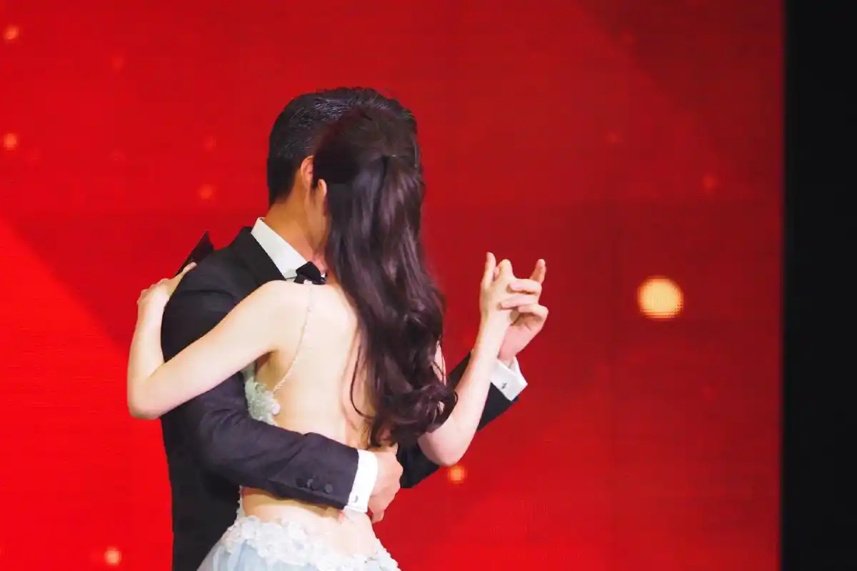 宋轶2015国剧盛典活动 露背碎花裙生图 现场还9599 676767