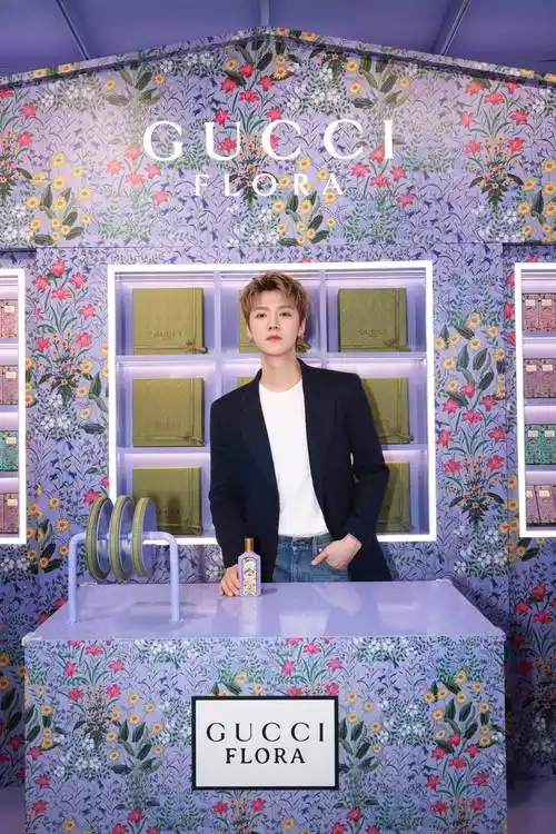 品牌代言人鹿晗受邀出席古驰绮梦花园快闪店2023年11月3日,古驰美妆