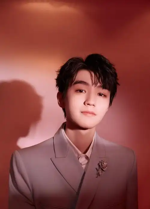 王俊凯新春写真释出西装造型青春帅气